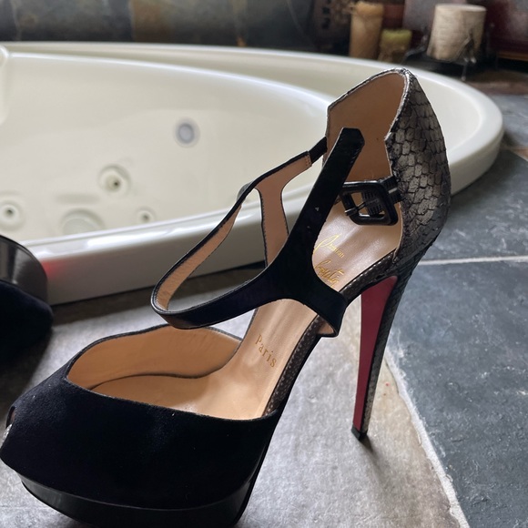 Like new Louboutin peep toe pump - Picture 5 of 7